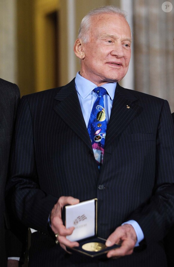 Buzz Aldrin, deuxième homme à marcher sur la Lune, reçoit la médaille d'or du Congrès, à Washington, le 16 novembre 2011.