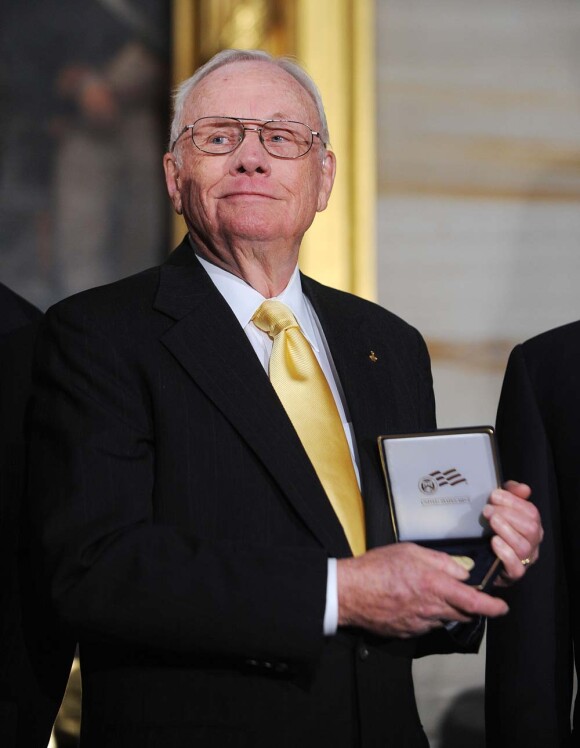 Neil Armstrong, premier homme à marcher sur la Lune, reçoit la médaille d'or du Congrès, à Washington, le 16 novembre 2011.