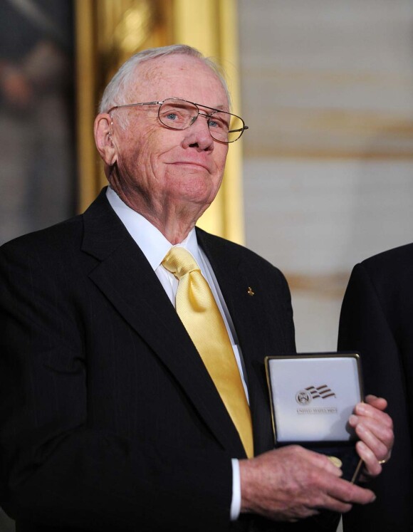 Neil Armstrong, premier homme à marcher sur la Lune, reçoit la médaille d'or du Congrès, à Washington, le 16 novembre 2011.