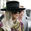 Lady Gaga à Londres, le 17 novembre 2011. Son look est signé Burberry Prorsum Printemps-été 2012.