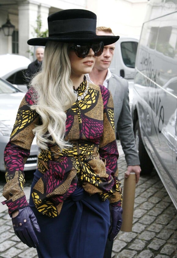 Lady Gaga à Londres, le 17 novembre 2011. Son look est signé Burberry Prorsum Printemps-été 2012.