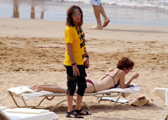 Steven Tyler et sa jeune compagne Erin Brady en vacances à Maui (Hawaï), le 16 novembre 2011.