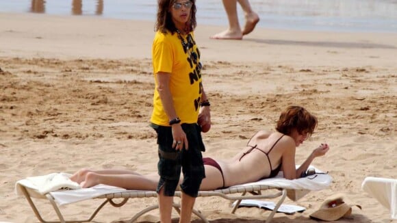 Steven Tyler et sa belle Erin Brady se relaxent, ou presque, sur la plage