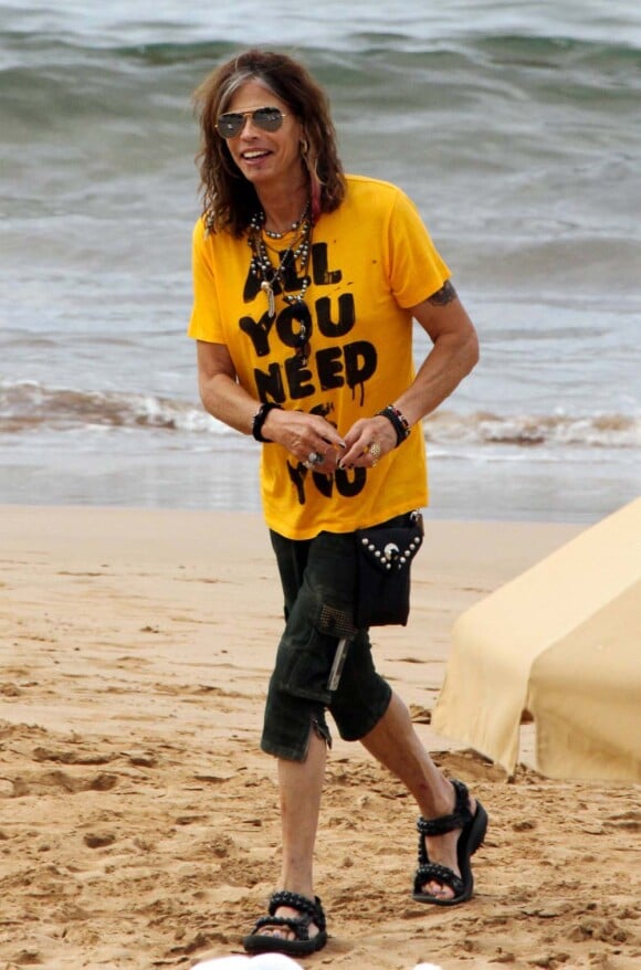 Steven Tyler en vacances à Maui (Hawaï), le 16 novembre 2011. Sur son T-shirt jaune, ce message : All you need is you.