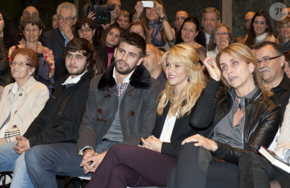 Shakira et son compagnon Gerard Piqué concentrés au salon du livre à Barcelone pour soutenir la promotion du livre du père du footballeur Joan Piqué, le 17 novembre 2011