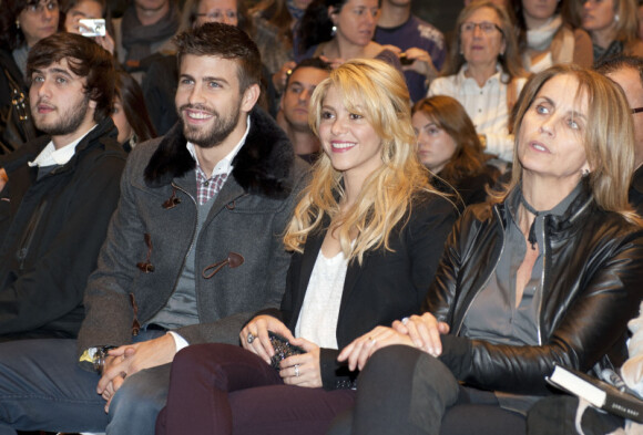 Shakira et son compagnon Gerard Piqué amoureux au salon du livre à Barcelone pour soutenir la promotion du livre du père du footballeur Joan Piqué, le 17 novembre 2011