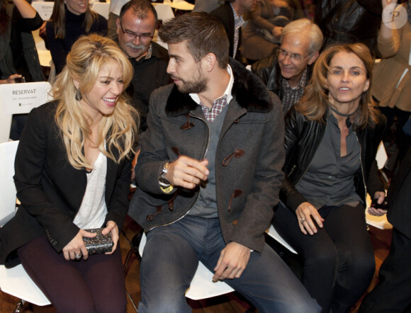 Shakira et son compagnon Gerard Piqué rigolent au salon du livre à Barcelone pour soutenir la promotion du livre du père du footballeur Joan Piqué, le 17 novembre 2011