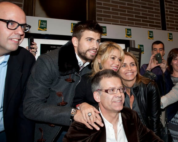 Shakira et son compagnon Gerard Piqué et sa famille au salon du livre à Barcelone pour soutenir la promotion du livre du père du footballeur Joan Piqué, le 17 novembre 2011