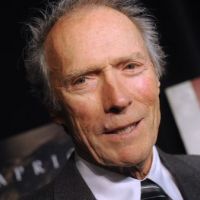 Clint Eastwood s'offre une jolie rousse...