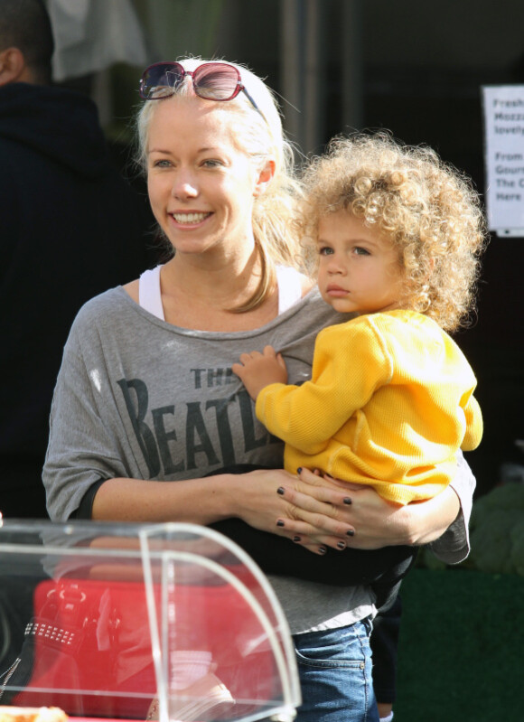Kendra Wilkinson avec son fils Hank, le samedi 19 novembre 2011 à Calabasas.
