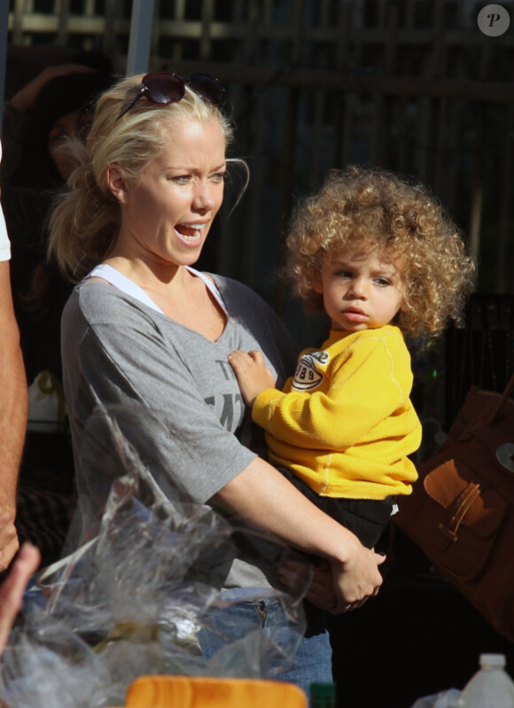 Kendra Wilkinson avec son fils Hank et ses belles boucles, le samedi 19 novembre 2011 à Calabasas.