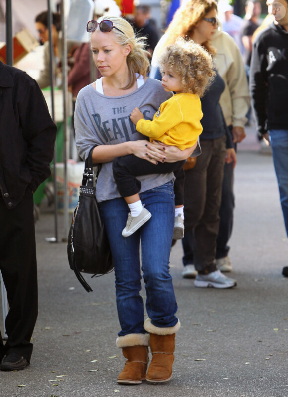Kendra Wilkinson avec son adorable fils Hank, le samedi 19 novembre 2011 à Calabasas.