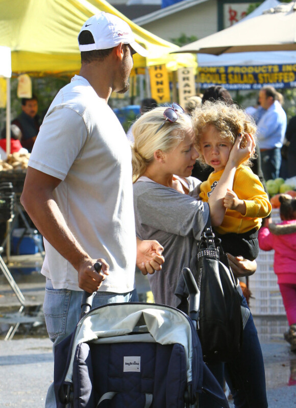 Kendra Wilkinson et son époux Hank avec leur fils Hank Jr, le samedi 19 novembre 2011 à Calabasas.