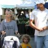 Kendra Wilkinson et son époux Hank avec leur fils Hank Jr, famille modèle, le samedi 19 novembre 2011 à Calabasas.