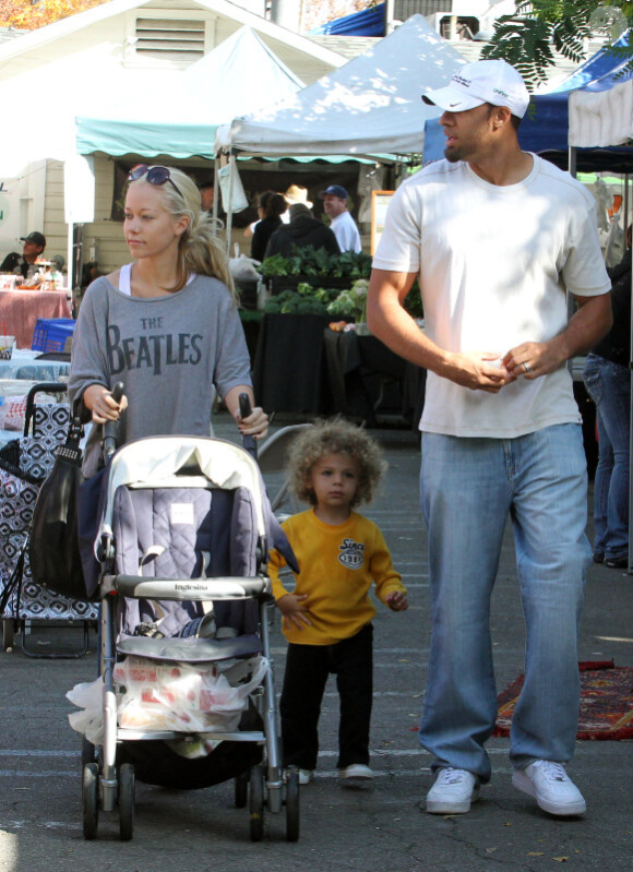 Kendra Wilkinson et son époux Hank avec leur fils Hank Jr, famille modèle, le samedi 19 novembre 2011 à Calabasas.