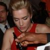 Kate Winslet signe des autographes à l'avant-première de Carnage, à Paris le 20 novembre 2011.