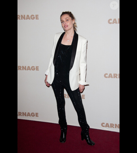 Emmanuelle Seigner, mariée à Roman Polanski, assistait à l'avant-première de Carnage, à Paris le 20 novembre 2011.