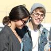 Justin Bieber et Selena Gomez se promènent à Los Angeles, le lundi 21 novembre 2011.