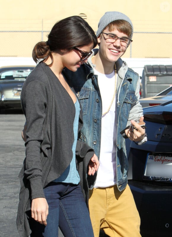 Justin Bieber et Selena Gomez se promènent à Los Angeles, le lundi 21 novembre 2011.