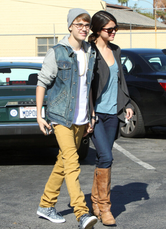 Justin Bieber et Selena Gomez à la sortie d'un fast-food, à Los Angeles, le lundi 21 novembre 2011.