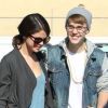 Justin Bieber et Selena Gomez se promènent à Los Angeles, le lundi 21 novembre 2011.