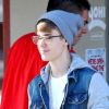 Justin Bieber se promène à Los Angeles, le lundi 21 novembre 2011.