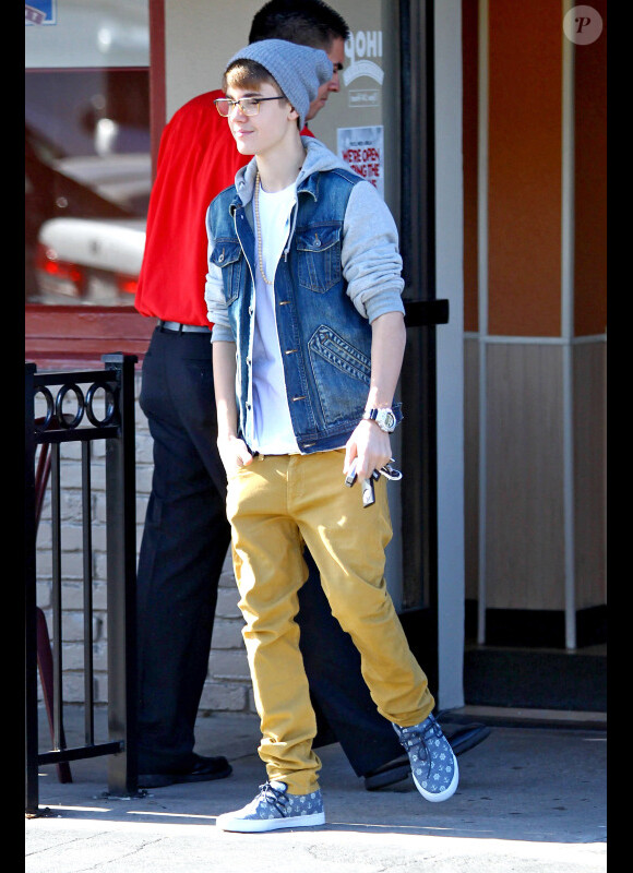 Justin Bieber se promène à Los Angeles, le lundi 21 novembre 2011.