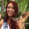 Miss Alsace n'hésite pas à s'entourer d'un serpent à Cancun au Mexique en novembre 2011