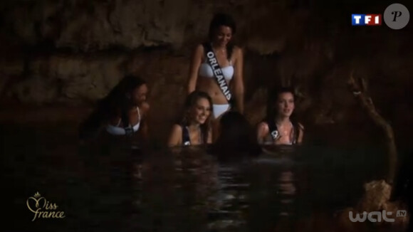 Les Miss prennent un bain d'eau douce dans une grotte de Cancun au Mexique en novembre 2011