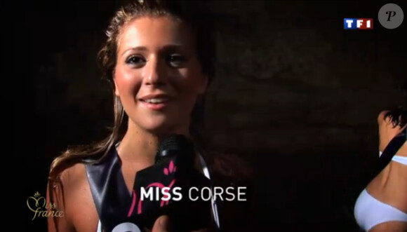 Miss Corse prend un bain d'eau douce dans une grotte de Cancun au Mexique en novembre 2011