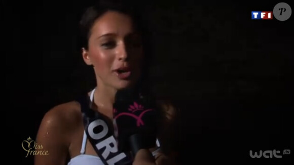 Miss Orléanais prend un bain d'eau douce dans une grotte de Cancun au Mexique en novembre 2011