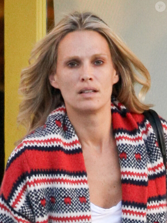 Molly Sims et sa mine désastreuse à la sortie de son salon de coiffure. Los Angeles, le 22 novembre 2011.
