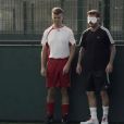 David Beckham tente de jouer au football les yeux bandés avec l'équipe paralympique anglaise