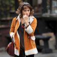 Zoe Kravitz mixe parfaitement le vintage et le chic avec un manteau shearling et un sac Alexander Wang. New York, le 23 novembre 2011. 