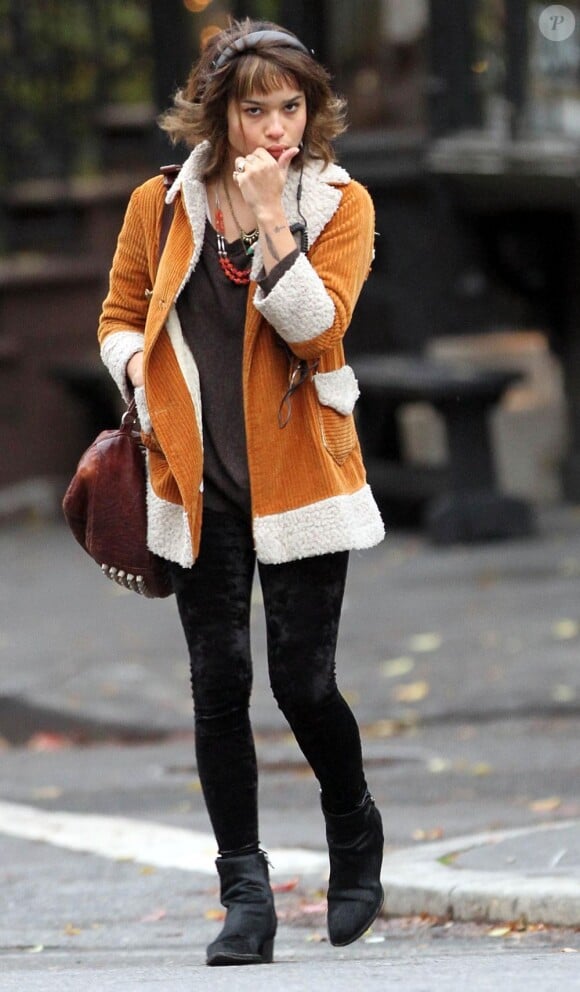 Zoe Kravitz mixe parfaitement le vintage et le chic avec un manteau shearling et un sac Alexander Wang. New York, le 23 novembre 2011.
