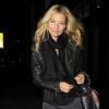 Kate Moss, lookée par ses basiques indémodables, règne en maître absolu sur Londres. Le 23 novembre 2011.
