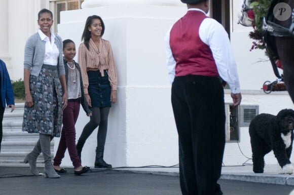 Michelle et ses filles Malia et Saha ont reçu le sapin de Noël de la Maison Blanche le 25 novembre 2011 à Washington.