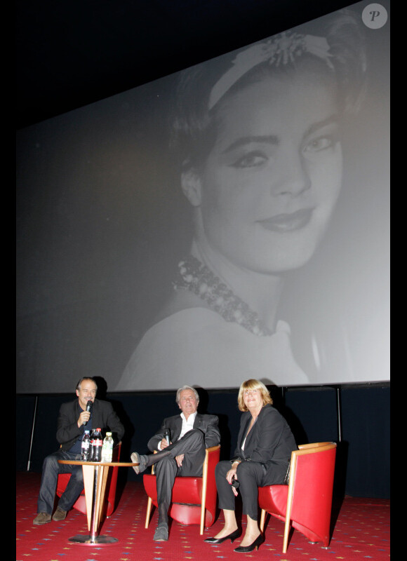 Alain Delon répond aux questions du public dans la salle du Pathé de Boulogne-Billancourt, le vendredi 25 novembre 2011.