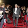 Alain Delon arrive dans la salle du Pathé de Boulogne-Billancourt, le vendredi 25 novembre 2011.