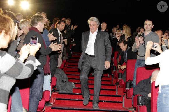 Alain Delon arrive dans la salle du Pathé de Boulogne-Billancourt, le vendredi 25 novembre 2011.