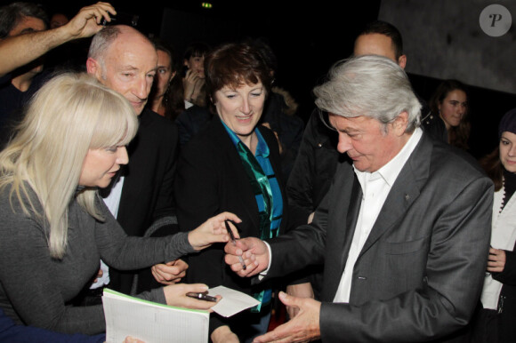 Alain Delon rencontre son public dans la salle du Pathé de Boulogne-Billancourt, le vendredi 25 novembre 2011.