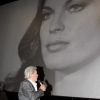 Alain Delon observe un sublime portrait de Romy Schneider dans la salle du Pathé de Boulogne-Billancourt, le vendredi 25 novembre 2011.