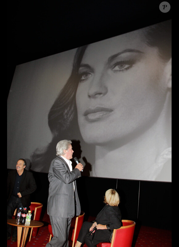Alain Delon observe un sublime portrait de Romy Schneider dans la salle du Pathé de Boulogne-Billancourt, le vendredi 25 novembre 2011.