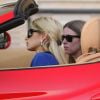 Paris Hilton embarque sa soeur Nicky dans son nouveau joujou, cadeau de Thanksgiving. Los Angeles, le 26 novembre 2011.