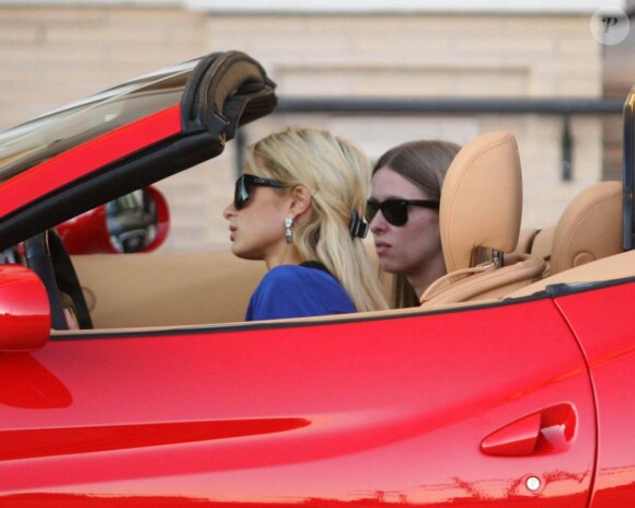 Paris Hilton embarque sa soeur Nicky dans son nouveau joujou, cadeau de Thanksgiving. Los Angeles, le 26 novembre 2011.
