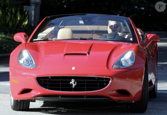 Paris Hilton nous présente son nouvel engin : une Ferrari California Spyder décapotable d'une valeur de 178 000 euros. Los Angeles, le 26 novembre 2011.