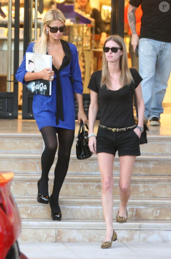 Paris et Nicky Hilton quittent Barney's New York après une séance shopping. Los Angeles, le 26 novembre 2011.