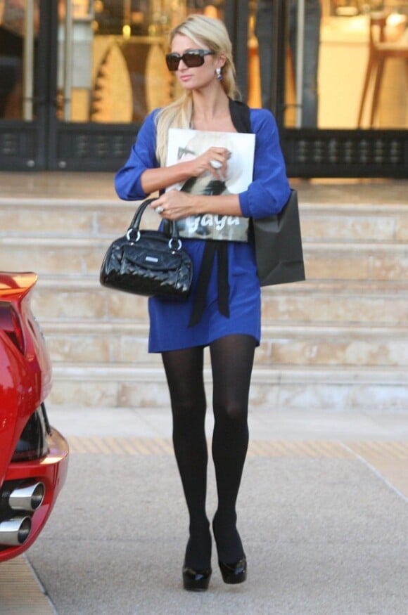 Paris Hilton, à la sortie du magasin Barney's New York. Los Angeles, le 26 novembre 2011.