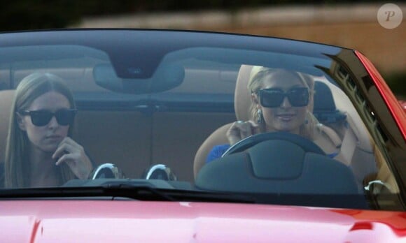 Paris et Nicky Hilton en voiture, à bord de la nouvelle California Spyder de Paris. Los Angeles, le 26 novembre 2011.
