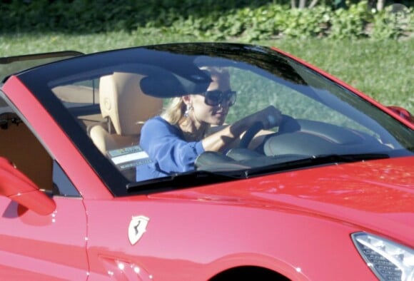 Paris Hilton déboule en ville avec sa nouvelle Ferrari. Los Angeles, le 26 novembre 2011.